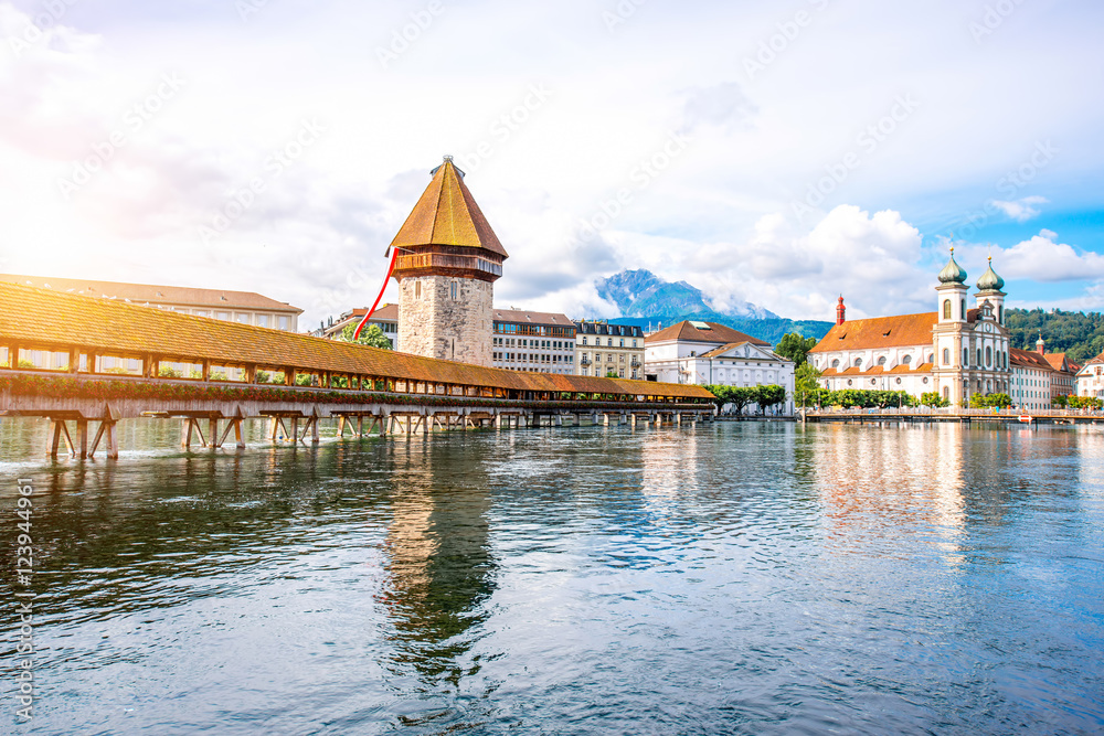 Kapellbrücke und Wasserturm an der Reuss in Luzern, Schweiz